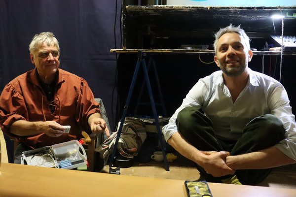 Zu sehen ist der Künstler Herr Friedrich Raad und sein Mitarbeiter Wanja Kilber hinter den Kulissen des Theaters.