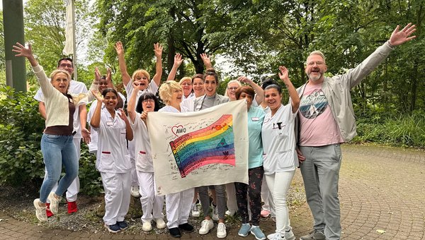 das bunte Team mit dem Banner