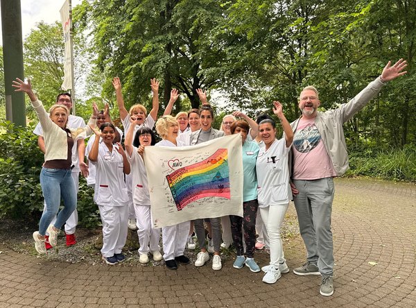 das bunte Team mit dem Banner