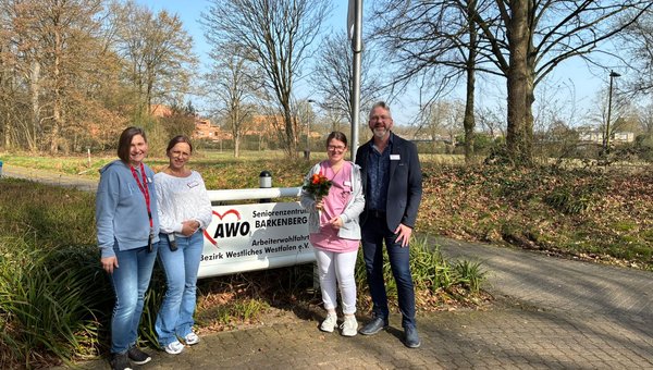 Gratulanten und Absolventin