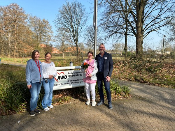 Gratulanten und Absolventin